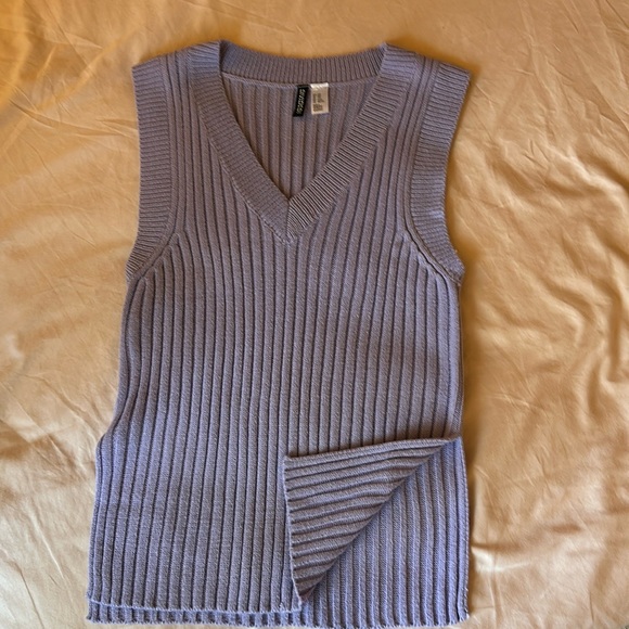 xXS H&M v neck sweater vest light purple with split hem - Picture 4 of 4